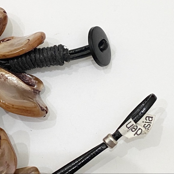 Mother of Pearl Brown Flower Bracelet - Picture 12 of 12